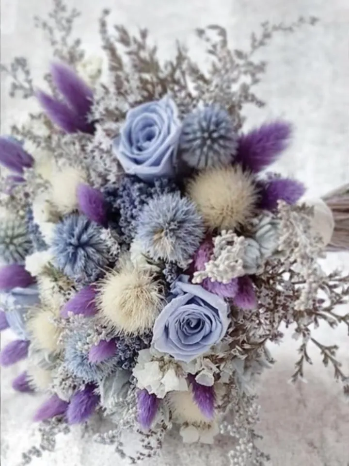Bouquet de mariée en fleurs séchées et stabilisées : roses bleu lavande, lagurus violets et crème, chardons bleus et statice