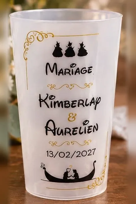 Éco-cup assorti à la bougie, avec le même motif, les mêmes prénoms et la même date